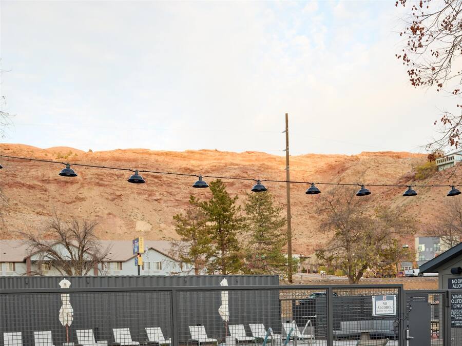 Utendørsbasseng, bassengparasoller og solsenger