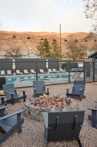 Slackline Moab, Outset Collection by Hilton