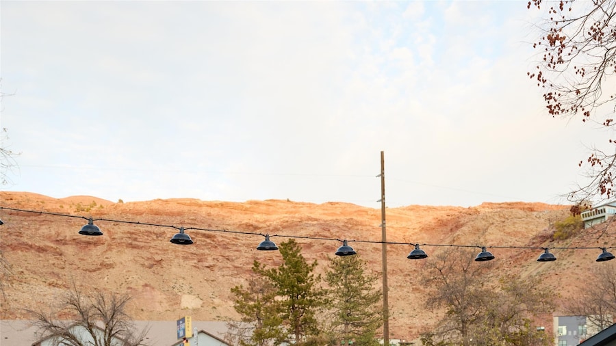 Slackline Moab, Outset Collection by Hilton