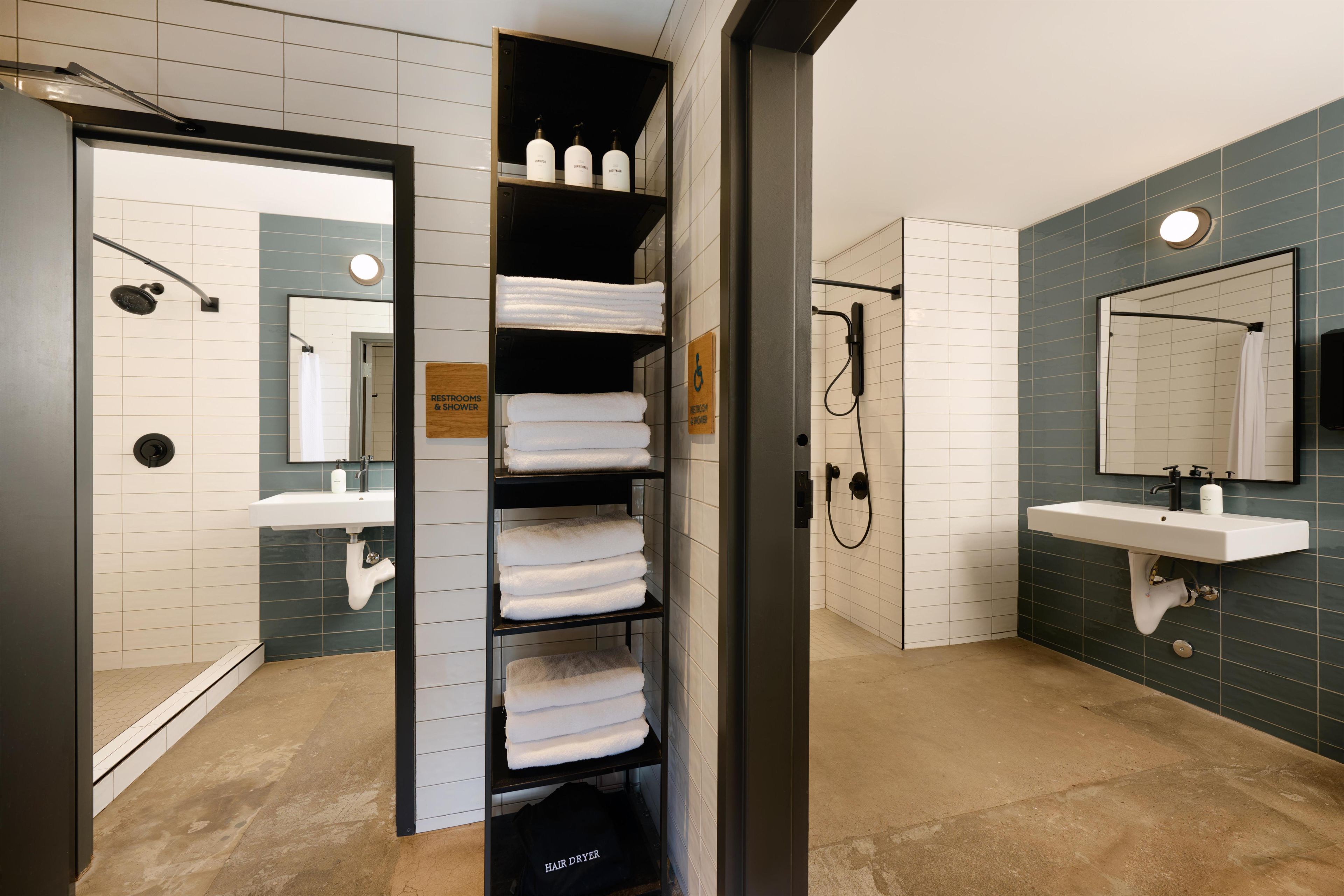 Une salle de bain moderne équipée d’une douche, d’un lavabo et d’un porte-serviettes.