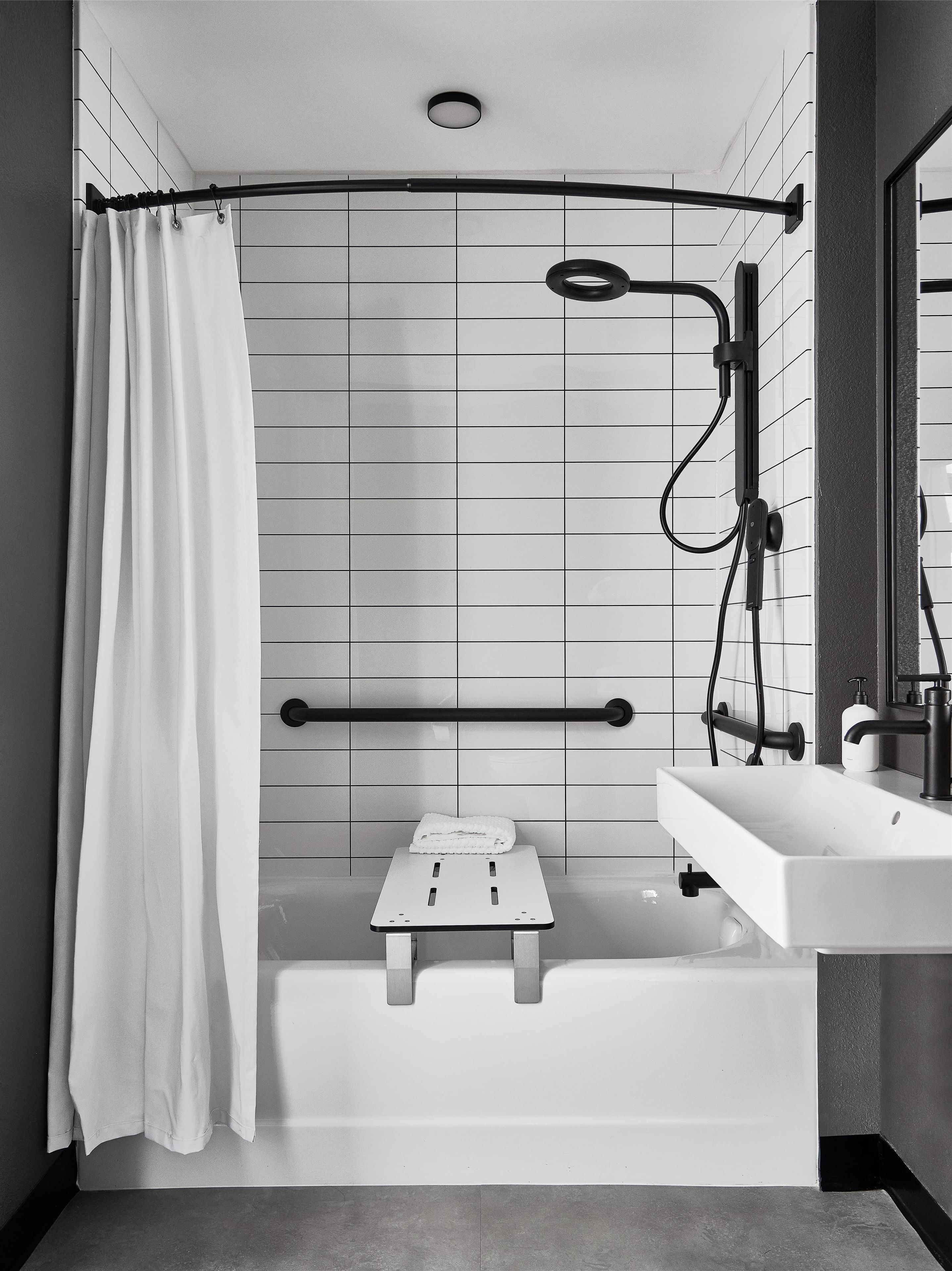 Ein modernes Badezimmer mit einer Badewanne, einer Dusche und einem Waschbecken.