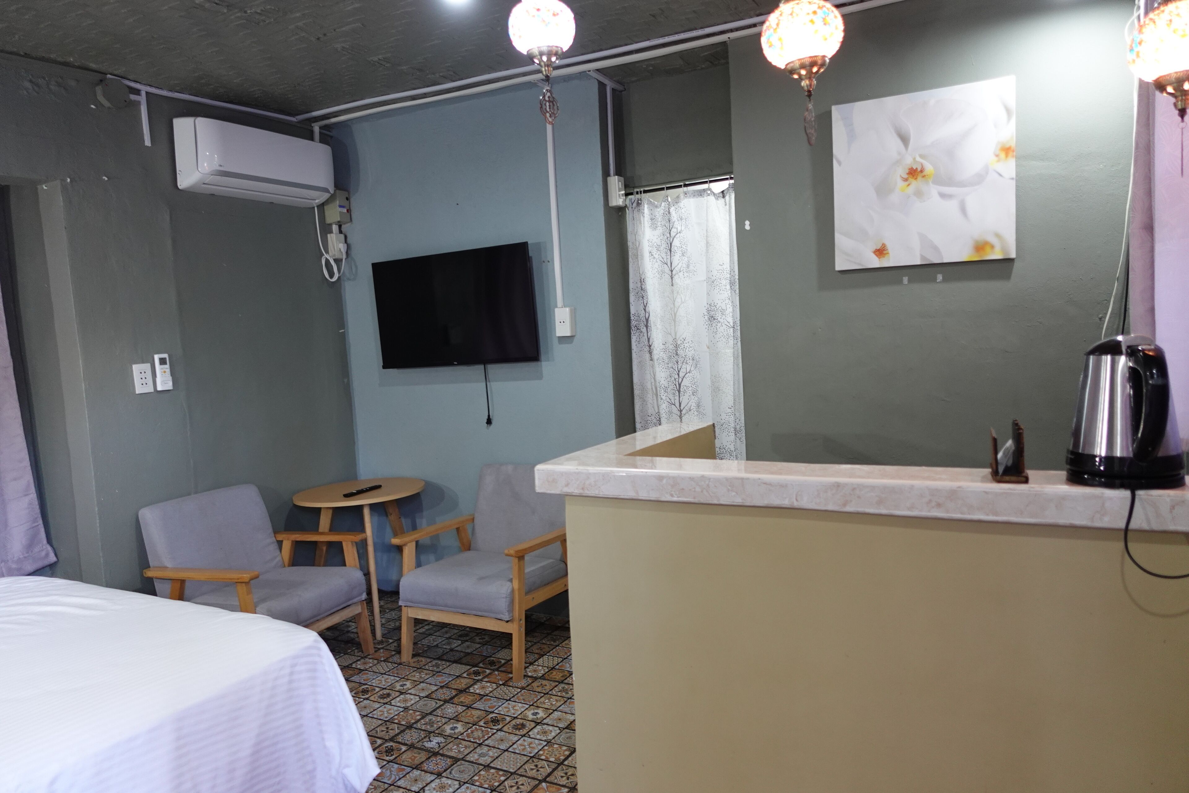 Iron/ironing board, free WiFi, bed sheets