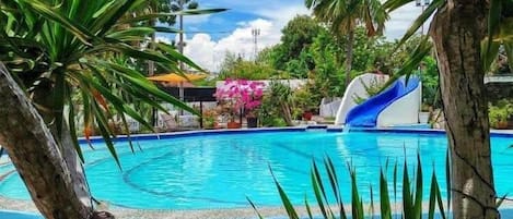 Piscina externa, funciona das 7h às 22h, espreguiçadeiras