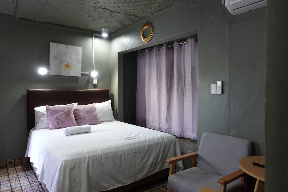 1 habitación, escritorio, tabla de planchar con plancha y wifi gratis