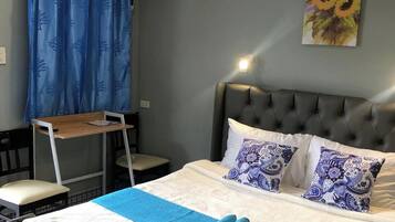 Doppelzimmer, 1 Queen-Bett, Balkon, Gartenblick | 1 Schlafzimmer, Bügeleisen/Bügelbrett, kostenloses WLAN, Bettwäsche