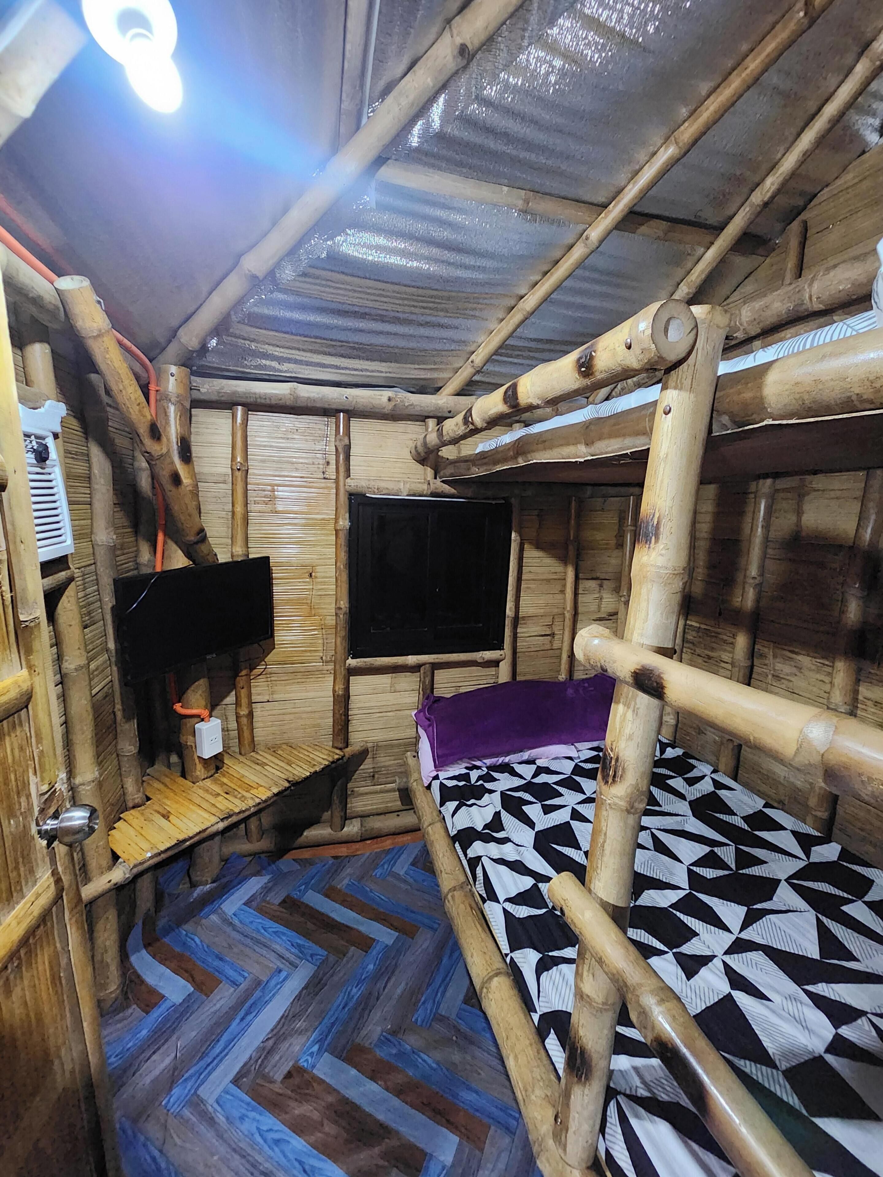 室外游泳池，07:00 至 22:00 开放，日光浴躺椅