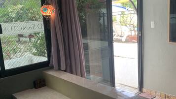 Tabla de planchar con plancha, wifi gratis y ropa de cama