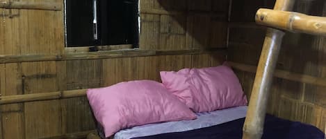 Habitación con literas, ventana y suelo con estampado tipo espiga.
