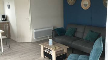 Télévision, table de tennis de table, livres