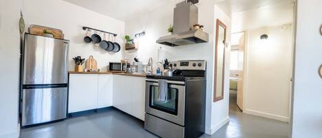 冷蔵庫、電子レンジ、オーブン、コンロ