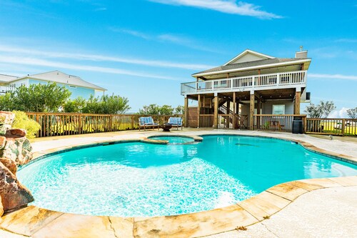 Dog-friendly house with private pool, spacious deck, central AC, & washer/dryer