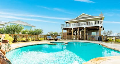 Dog-friendly house with private pool, spacious deck, central AC, & washer/dryer