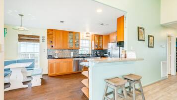 Frigorífic, microones, forn i placa de cuina