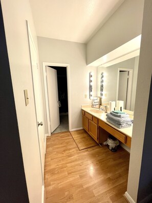 Kombination af bruser/badekar, hårtørrer, håndklæder, Sæbe