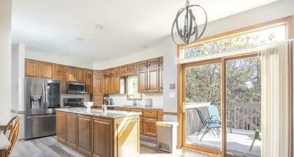 Home w/Hot Tub -Spacious, Quiet Neighborhood Near Des Moines, IA.