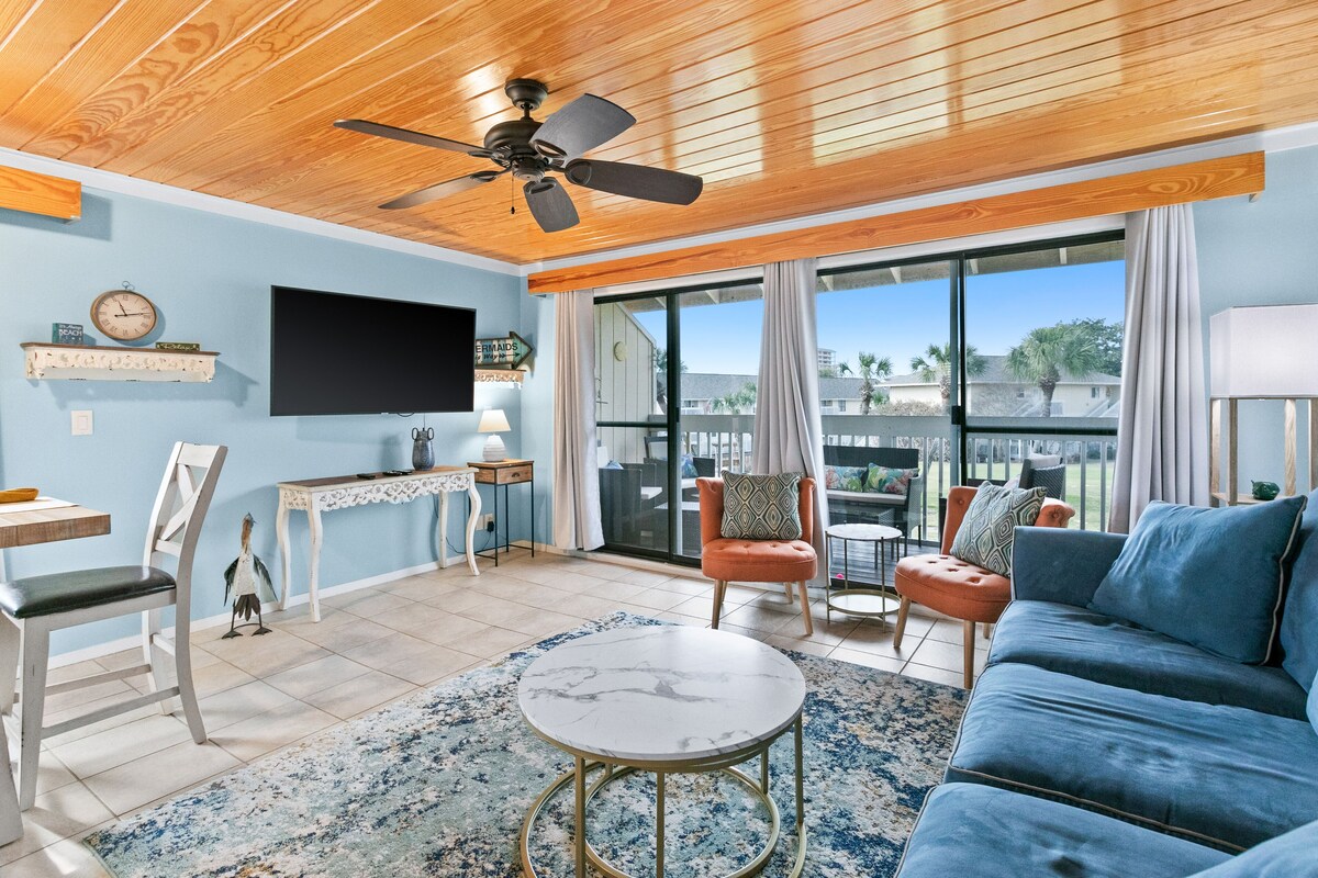 Winsome condo with pools, hot tub, golf, gym, & beach access - dog-friendly