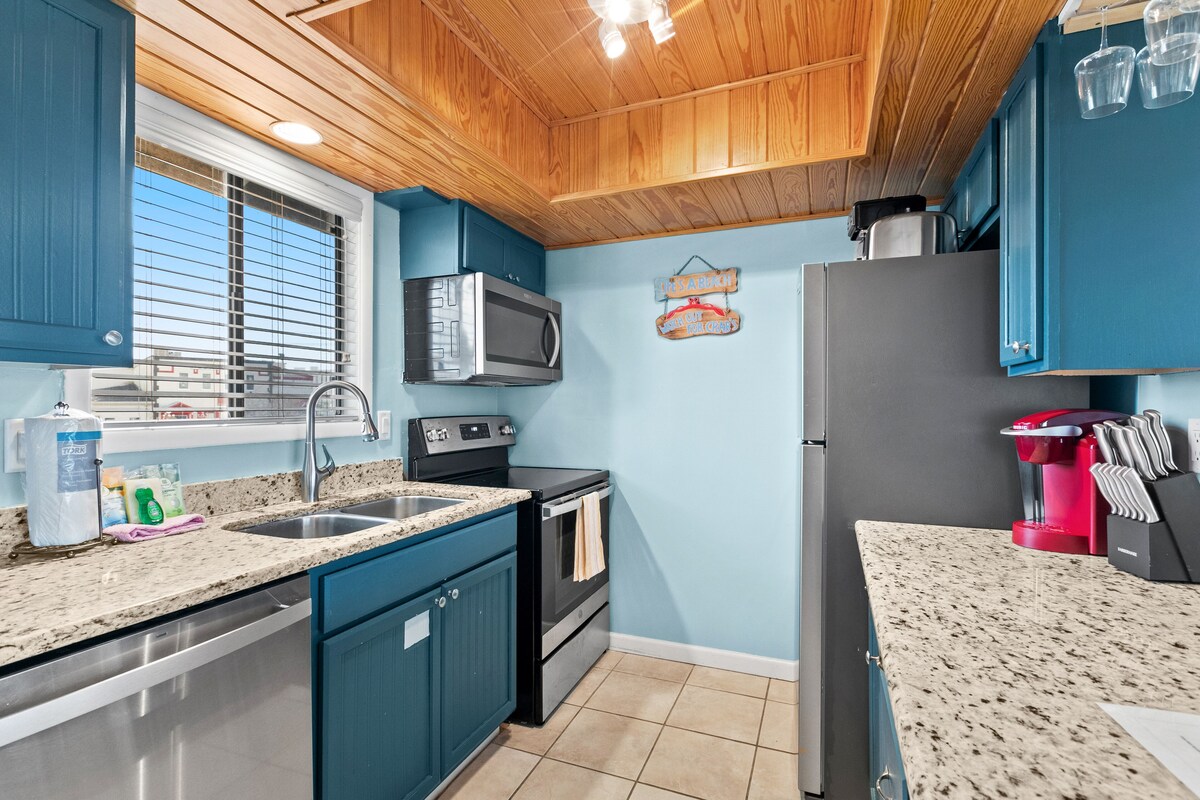 Photo 11 of Winsome condo with pools, hot tub, golf, gym, & beach access - dog-friendly