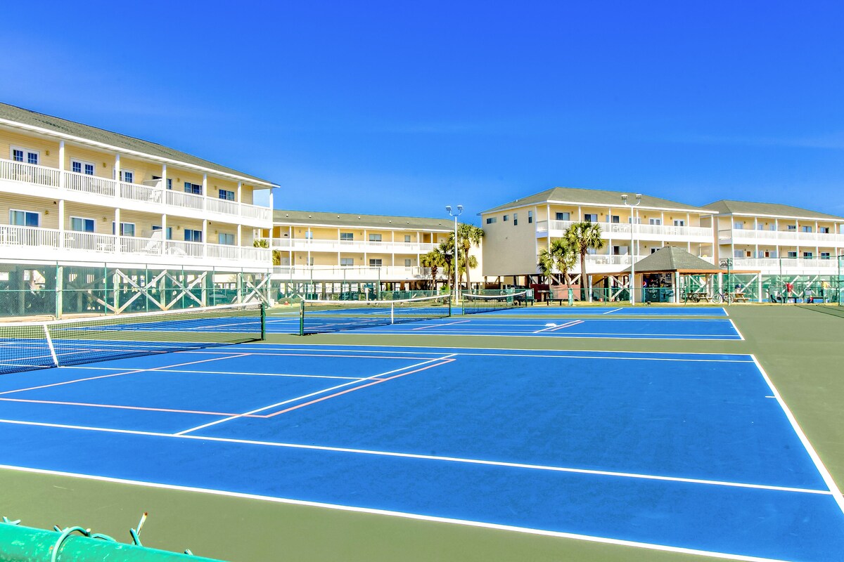 Photo 24 of Winsome condo with pools, hot tub, golf, gym, & beach access - dog-friendly