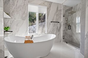 Kombination af bruser/badekar, bidet, håndklæder, Sæbe