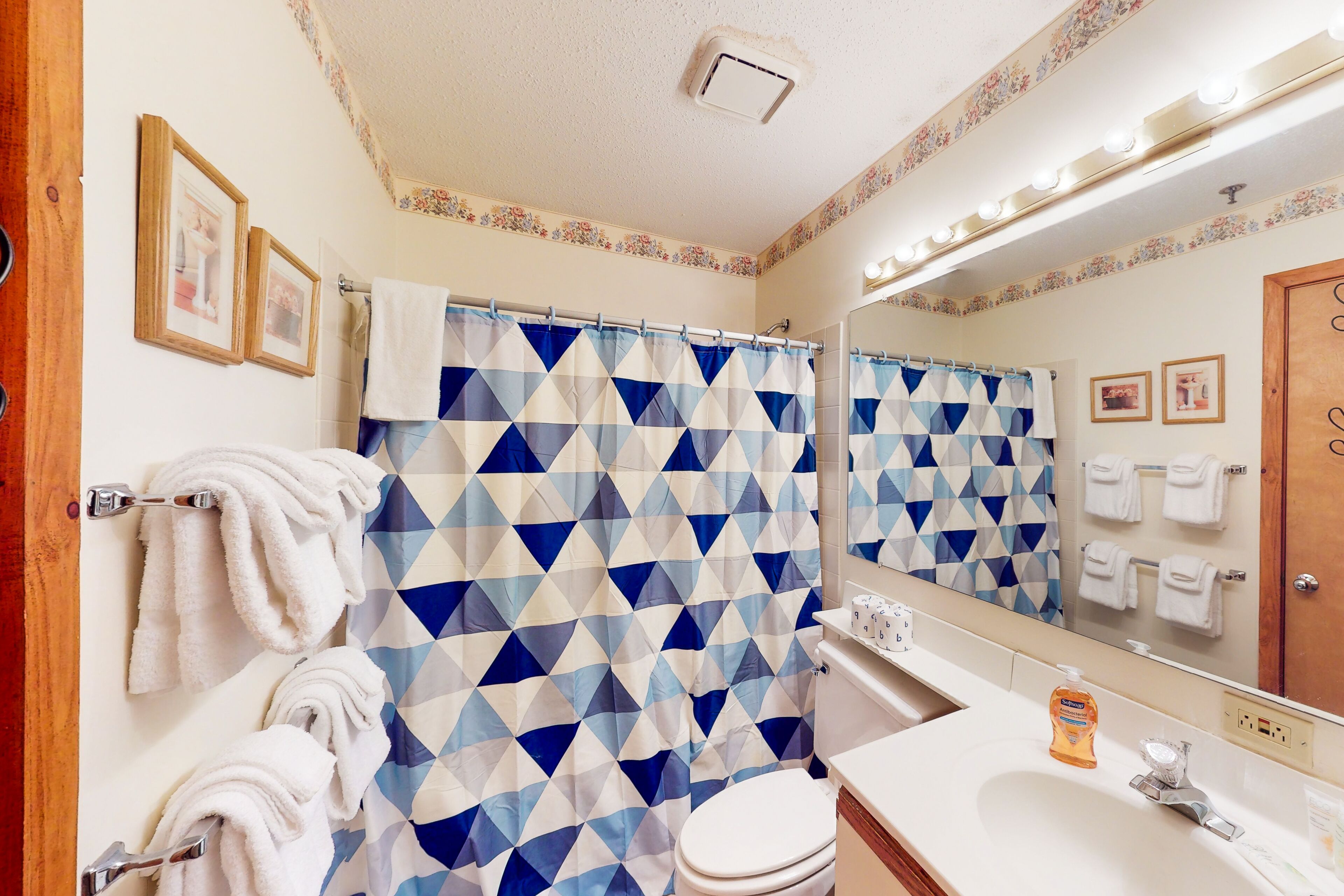 Een haardroger, handdoeken