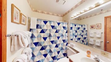 Een haardroger, handdoeken