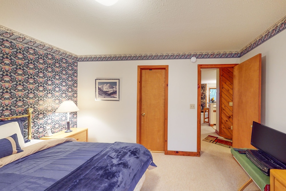 Lovely skiin/out condo steps from ski lift with trails and amazing