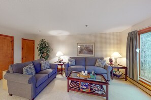 TV, fireplace - Lovely ski-in/out condo steps from ski lift with trails and amazing views (Stratton)