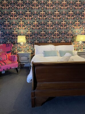Quarto casal design | Edredons de pluma, cofres nos quartos, individualmente decorados