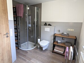 Dusche, Haartrockner, Handtücher, Toilettenpapier