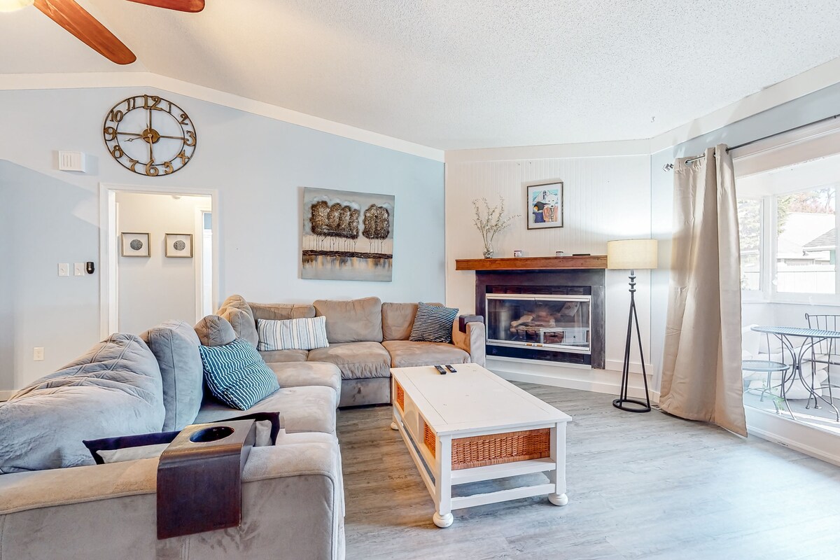 Dog-friendly home 5 blocks from the beach with patio, fireplace & prime location