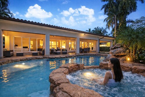 Lux Resort • Near Aventura & Beach • Pool_Spa_BBQ