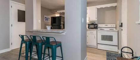 Kjøleskap, ovn, kokeplater og kaffetrakter/tekoker