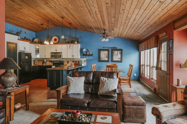 TV, fireplace - High Country dog-friendly townhome with fireplace & private balcony (Big Sky)