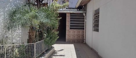 Vista frontal de la propiedad