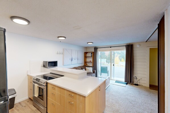 Refrigerador, microondas, horno y parrilla de estufa 