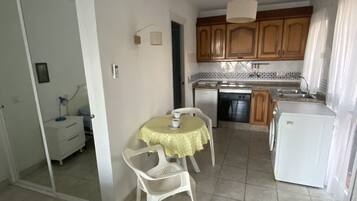 Een koelkast, een microgolfoven, een oven, een kookplaat