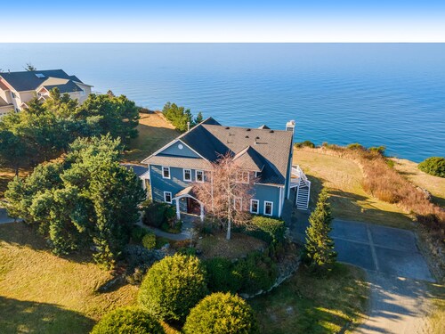 High bank waterfront villa with fireplace, sunset view & fast WiFi -dog-friendly