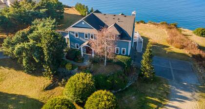 High bank waterfront villa with fireplace, sunset view & fast WiFi -dog-friendly