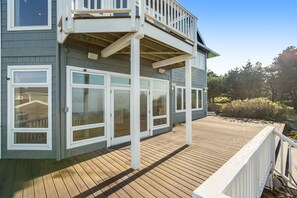 Exterior - High bank waterfront villa with fireplace, sunset view & fast WiFi -dog-friendly (Oak Harbor)