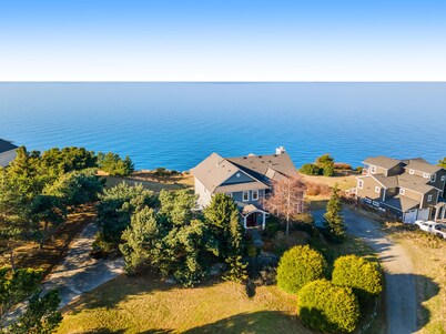 High bank waterfront villa with fireplace, sunset view & fast WiFi -dog-friendly