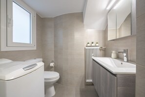 Apartemen Kota | Kamar mandi | Shower, pengering rambut,  dan handuk