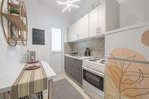 Apartamento urbano | Cozinha privada | Geladeira grande, fogão, máquina de café expresso, chaleira elétrica