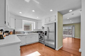 Fridge, microwave, oven, stovetop - Private Fremont Home with Yard - easy Bay Area commute (Fremont)