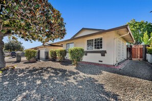 Exterior - Private Fremont Home with Yard - easy Bay Area commute (Fremont)