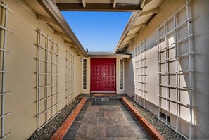 Exterior detail - Private Fremont Home with Yard - easy Bay Area commute (Fremont)