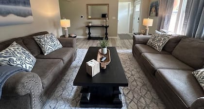 Jacuzzi Hot Tub, Pool Table- Perfect Getaway!