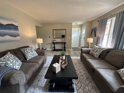 Jacuzzi Hot Tub, Pool Table- Perfect Getaway!