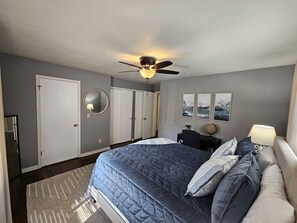 3 bedrooms, desk, iron/ironing board, travel crib - Jacuzzi Hot Tub, Pool Table- Perfect Getaway! (Lansing)