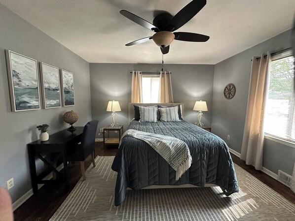 3 bedrooms, desk, iron/ironing board, travel crib - Jacuzzi Hot Tub, Pool Table- Perfect Getaway! (Lansing)