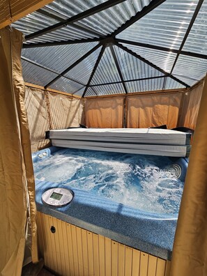 Indoor spa tub